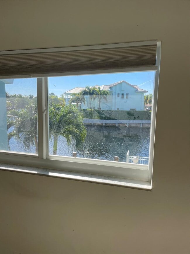 1100 Pine Dr, Unit 201 in Pompano Beach, FL - Foto de edificio - Building Photo