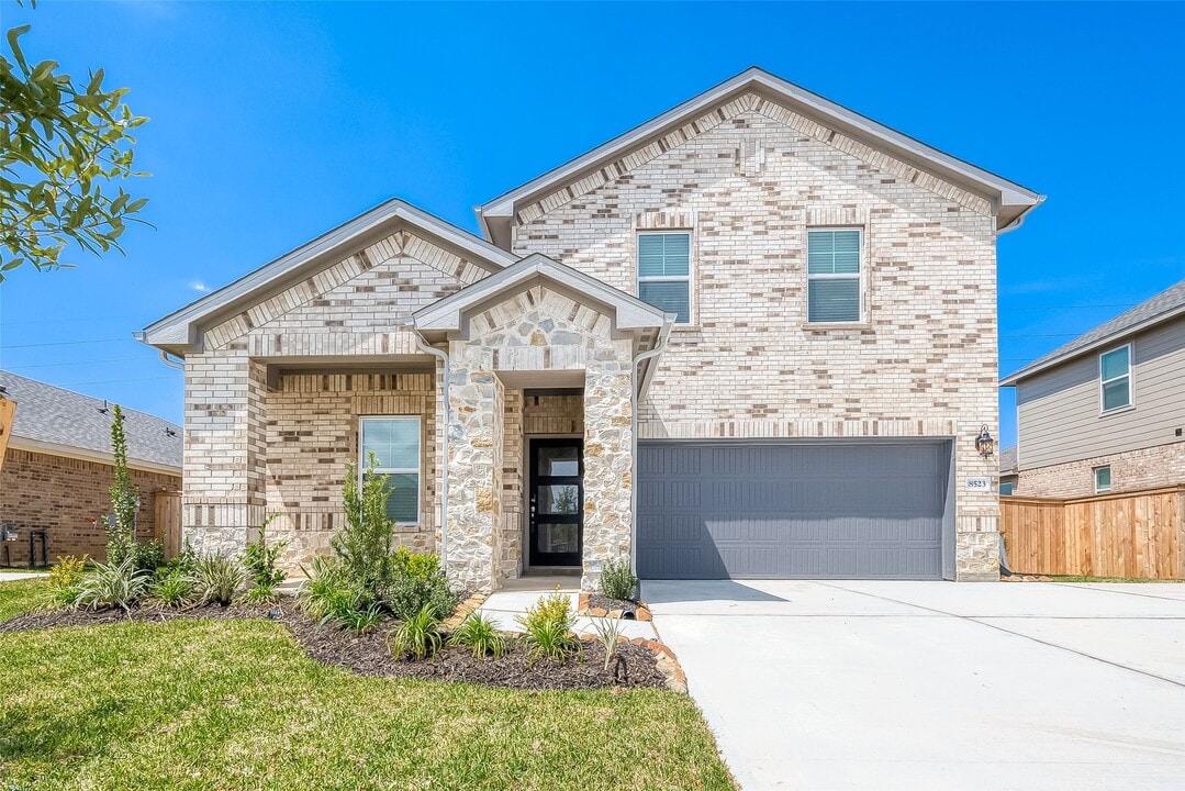 8523 Lake Groove Ln in Mont Belvieu, TX - Building Photo