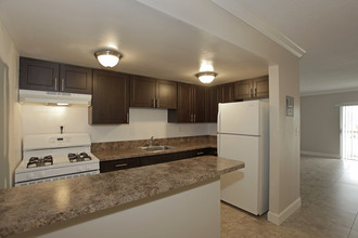 Deerfield East in Deerfield Beach, FL - Building Photo - Interior Photo