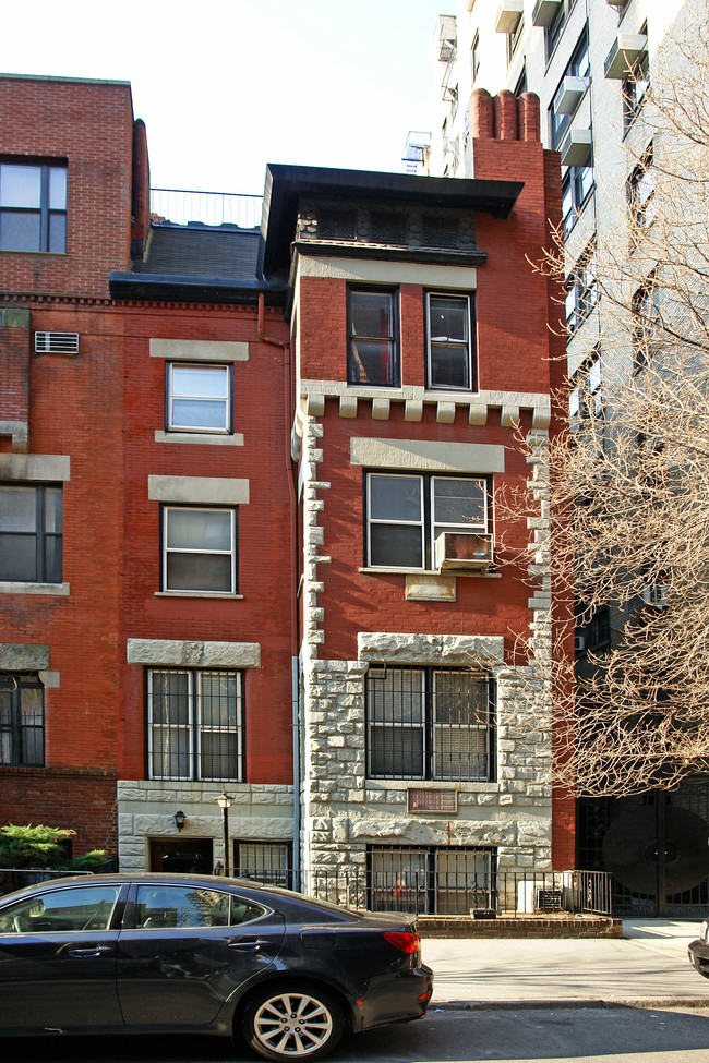 252 W 74th St in New York, NY - Foto de edificio - Building Photo