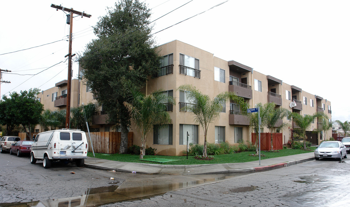 Hartland Apartments in Van Nuys, CA - Foto de edificio