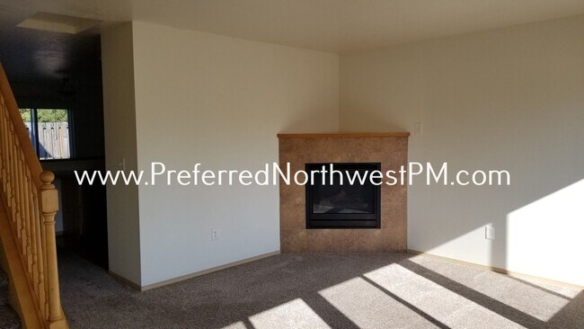 685 Pine Ct in Junction City, OR - Building Photo - Building Photo