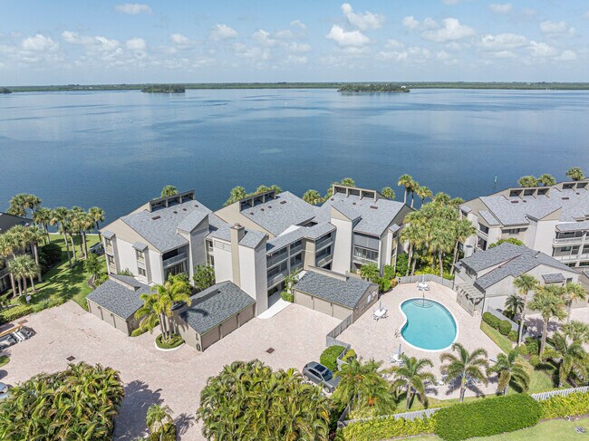 1001 Bay Rd in Vero Beach, FL - Building Photo - Building Photo