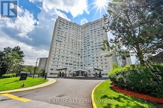 3695-3695 Kaneff Crescent in Mississauga, ON - Building Photo - Building Photo