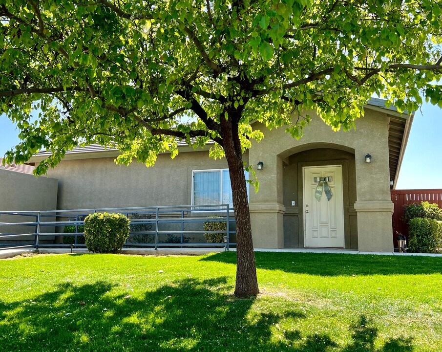 713 Meadow Grove Ct in Bakersfield, CA - Building Photo