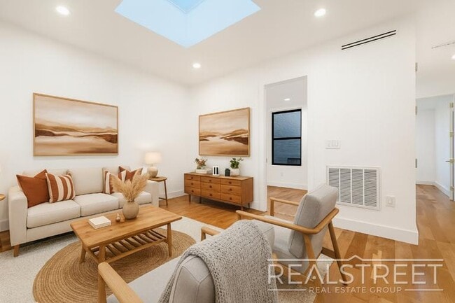 Modern Renovated 2BR with Skylight & Private Balcony in Prime Crown Heights in Brooklyn, NY - Foto de edificio - Building Photo