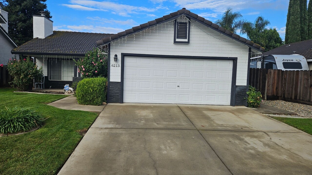 6213 Jaguar Ct in Riverbank, CA - Building Photo