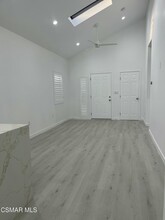 3056 Crescent Way in Thousand Oaks, CA - Foto de edificio - Building Photo