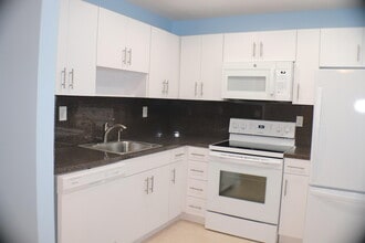 464 Burgundy N in Delray Beach, FL - Building Photo - Building Photo