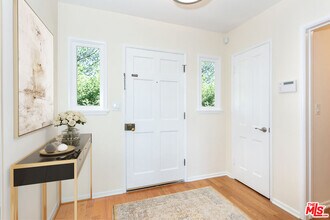 2536 Roscomare Rd in Los Angeles, CA - Building Photo - Building Photo