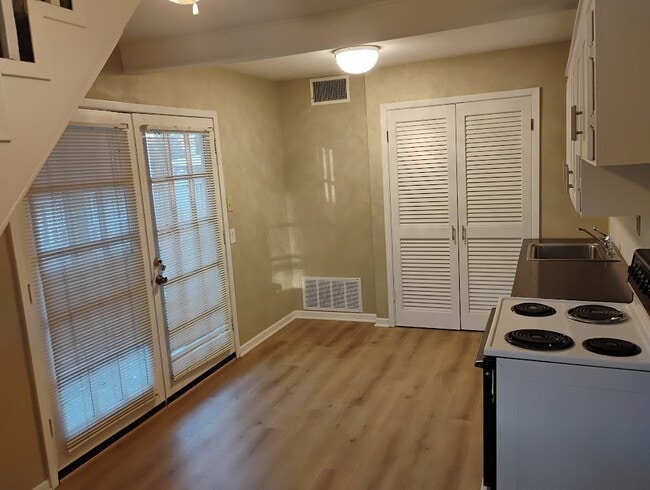 504 N Newsom St, Unit GARAGE in Mineola, TX - Building Photo - Building Photo