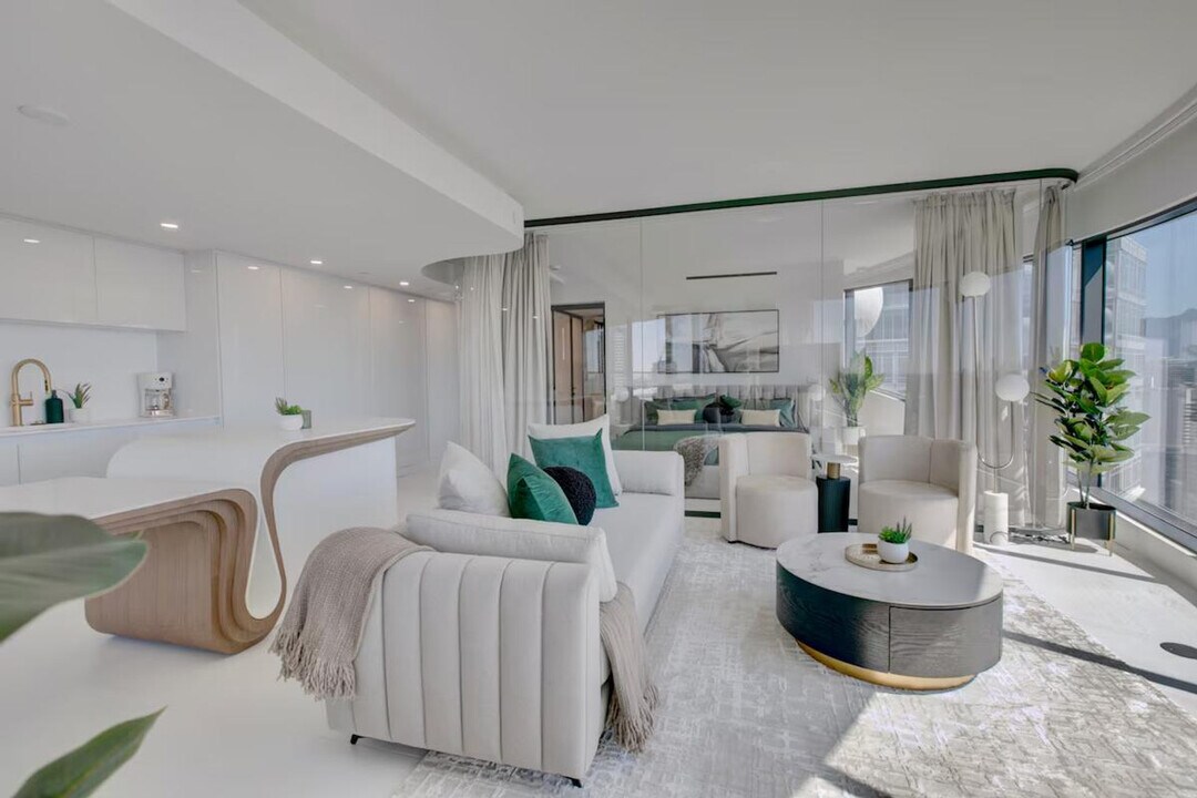 1033 Nelson St. in Vancouver, BC - Building Photo