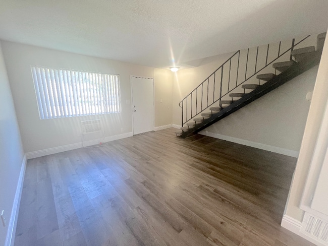 587 Silverwood Ave in Upland, CA - Foto de edificio - Building Photo