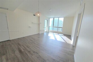 300 S Biscayne Blvd in Miami, FL - Building Photo - Building Photo
