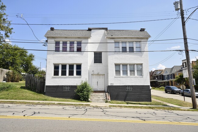 2017 West St, Unit 2 in Munhall, PA - Foto de edificio - Building Photo