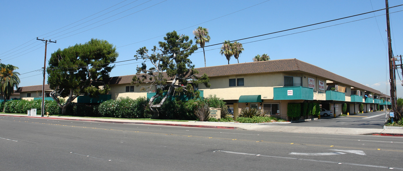 Huntington Gardens Apartments in Huntington Beach, CA - Building Photo