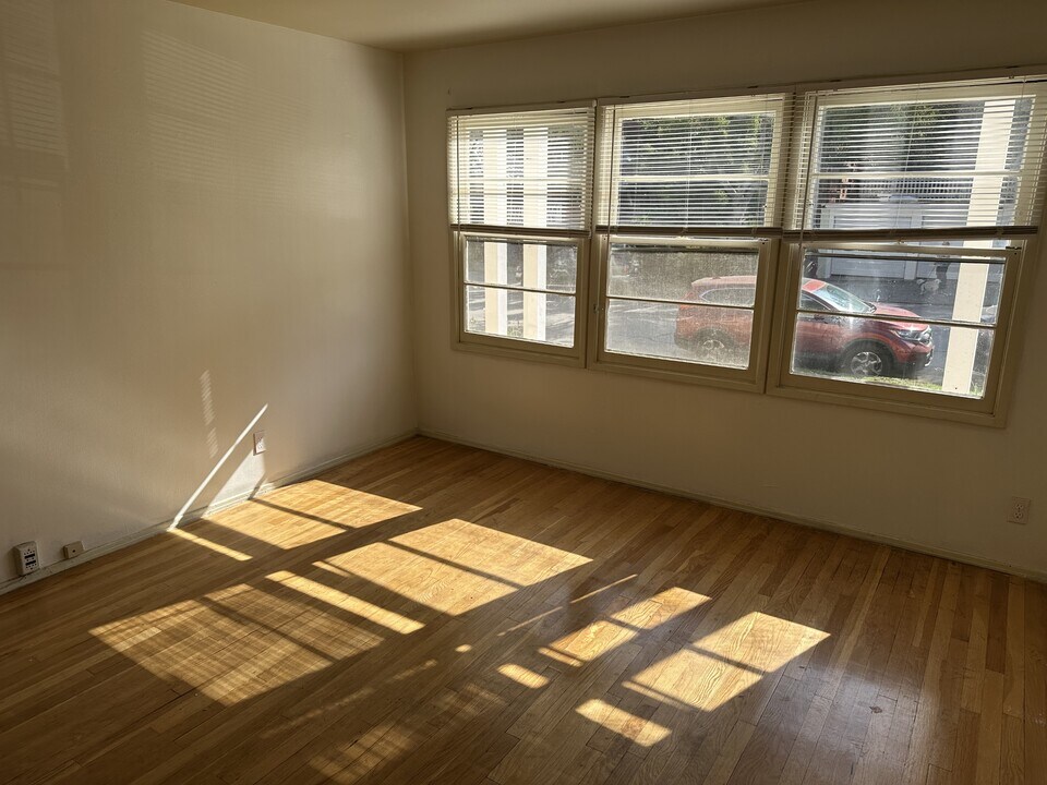 2461 Silver Lake Blvd in Los Angeles, CA - Building Photo