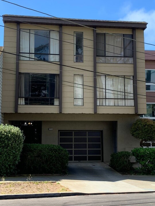 273 S Parkview Ave in Daly City, CA - Building Photo