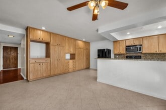 810 Edgewood St, Unit 105 in Inglewood, CA - Foto de edificio - Building Photo