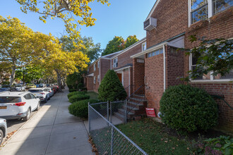 Beechwood Gardens Association in Flushing, NY - Foto de edificio - Primary Photo