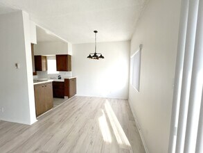 1246 Brockton Ave in Los Angeles, CA - Foto de edificio - Building Photo