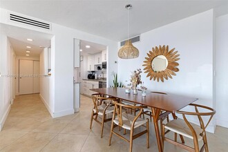 2451 Brickell Ave, Unit 20 in Miami, FL - Building Photo - Building Photo