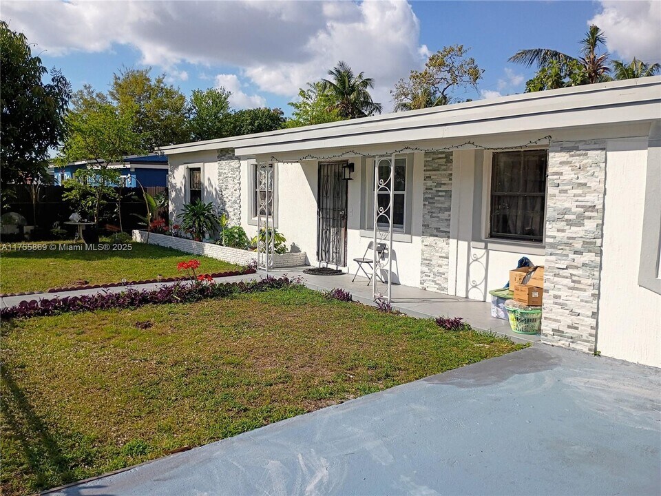 17940 NW 5th Ave in Miami, FL - Building Photo