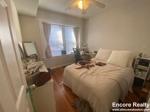 1942 Beacon St, Unit #1 in Boston, MA - Building Photo - Building Photo