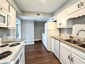 1101 Jamestown Way in Jackson, MS - Foto de edificio - Building Photo