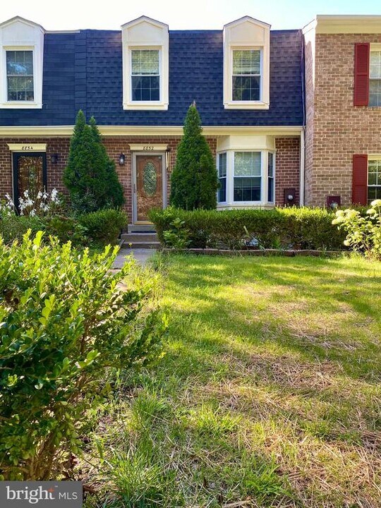 8852 Cork County Ct in Springfield, VA - Building Photo