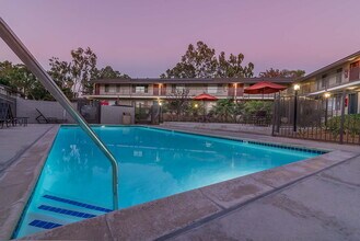 Village Green in La Habra, CA - Foto de edificio - Building Photo