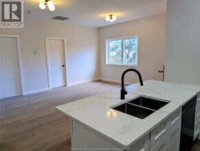 928-928 Giles Blvd E in Windsor, ON - Building Photo - Building Photo