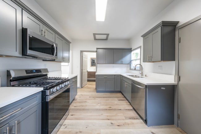 532 W 5th St in Long Beach, CA - Building Photo - Building Photo