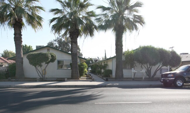 354 N L St in Dinuba, CA - Foto de edificio - Building Photo