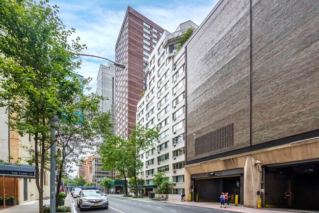 240 E 55th St in New York, NY - Building Photo - Building Photo