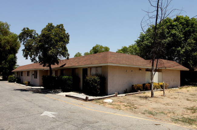 320-326 W Kimball Ave in Hemet, CA - Building Photo - Building Photo