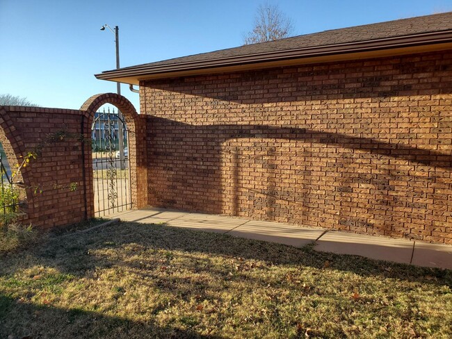 2152 S White Oak Dr in Wichita, KS - Building Photo - Building Photo