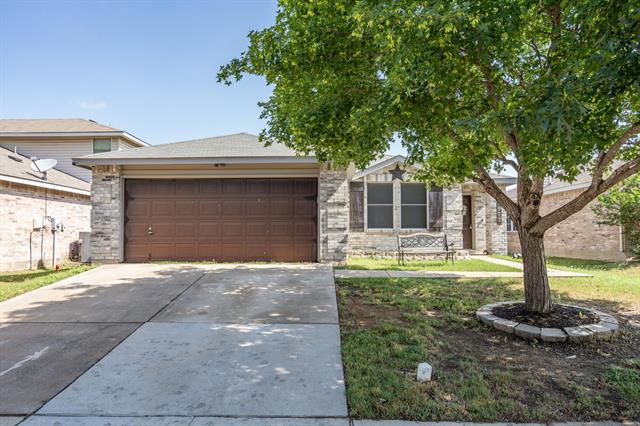 1973 Lariat Dr in Justin, TX - Building Photo