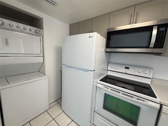 2454 NW 52nd Ave in Lauderhill, FL - Building Photo - Building Photo