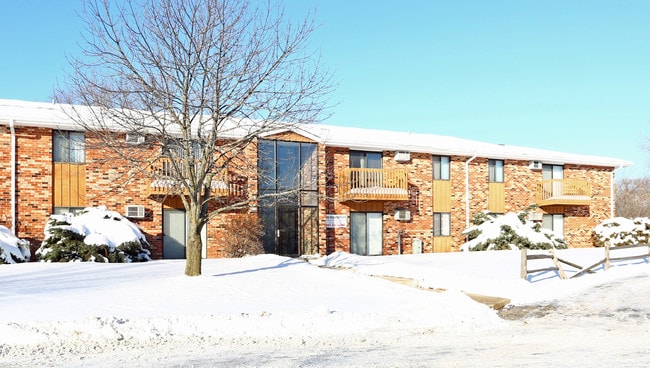 Cedar Bend Apartments in Racine, WI - Foto de edificio - Building Photo