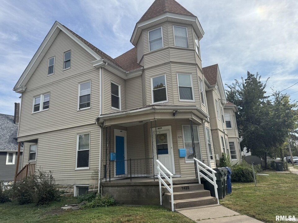 1421 Grand Ave in Davenport, IA - Building Photo