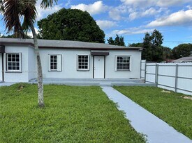 555 NW 100th Terrace in Miami, FL - Building Photo