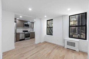 104 Bayard St in New York, NY - Building Photo