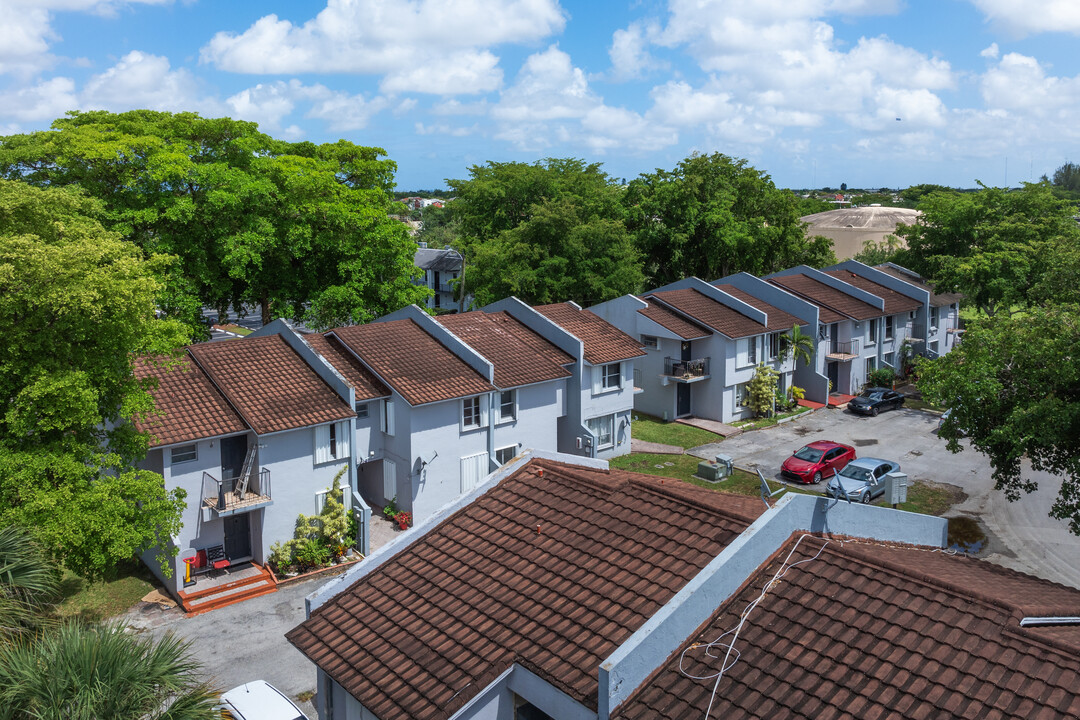 Countryside Condos in Hollywood, FL - Building Photo