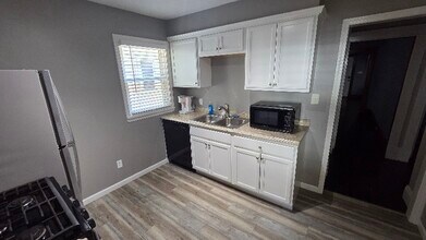 7318-7320 Wakefield Ave in Cleveland, OH - Foto de edificio - Building Photo