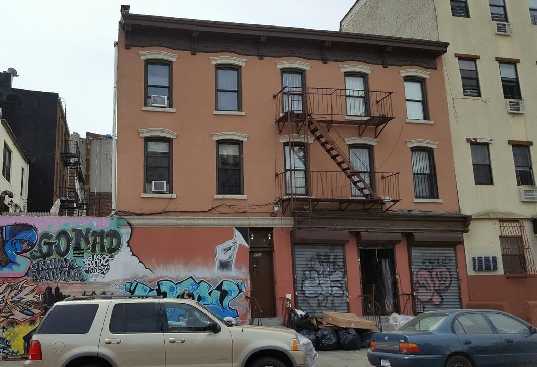 122 McKibben St in Brooklyn, NY - Building Photo