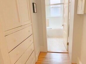 35 Winchester St, Unit 203 in Brookline, MA - Building Photo - Building Photo