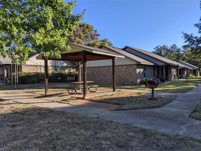 591 E Hwy St in Fredericksburg, TX - Building Photo - Building Photo