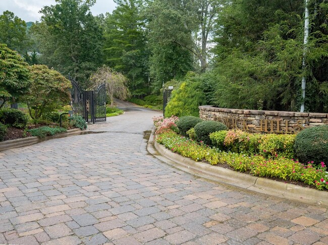 244 S Plains Dr, Unit Carriage House Apartment
