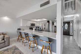 129 Lagoon Ct in New Smyrna Beach, FL - Foto de edificio - Building Photo